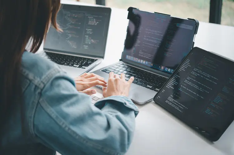 ホームページ制作はフリーランスに発注しても大丈夫？現場を知るWebディレクターが「本当のところ」をこっそり教えます